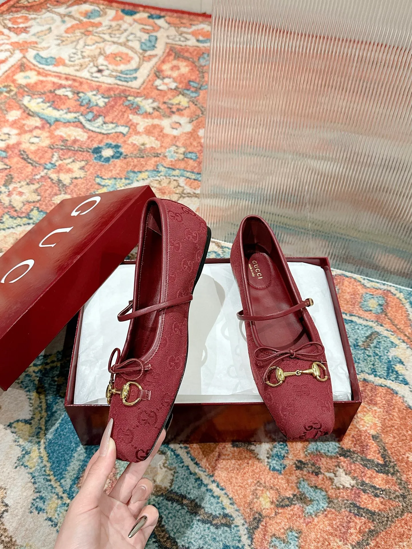 👟👟Ex-factory price 520👟👟 Gucci 2025 early spring 25 series new products🆕Flat ballet shoes horsebit new small square toe shoes, square toe design with elegant bow details, classic, refined, elegant, playful and fashionable flat shoes, creating an excellent wearing experience ▪️Fabric: original custom canvas/sheepskin ▪️Inner lining/foot pads: high-end custom sheepskin lining ▪️Heel height: flat ▪️Outsole: Italian genuine leather ▪️Number of yards: 35-39 (40.41 customized, non-refundable)